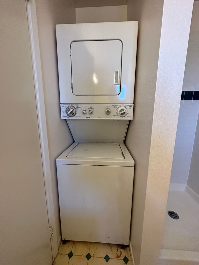 Building Photo - Top Floor of Benicia Duplex