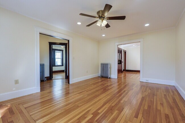 Building Photo - Available Now! Sunny & Large 3-Bedroom: In...