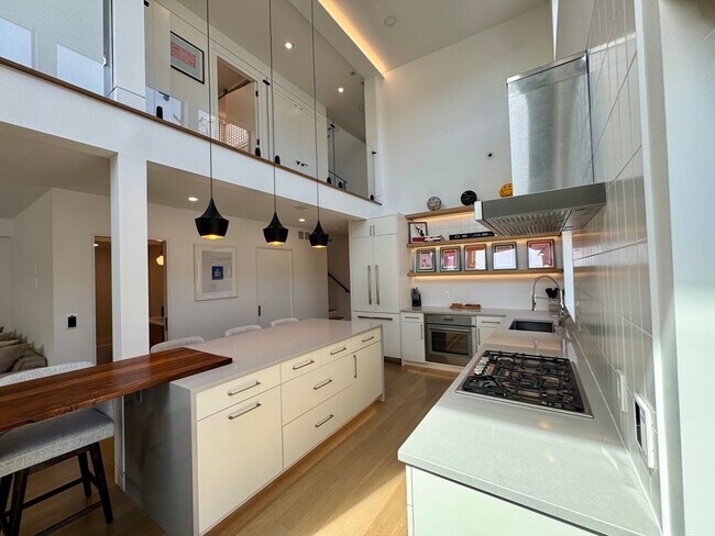 Building Photo - 22 Parker St