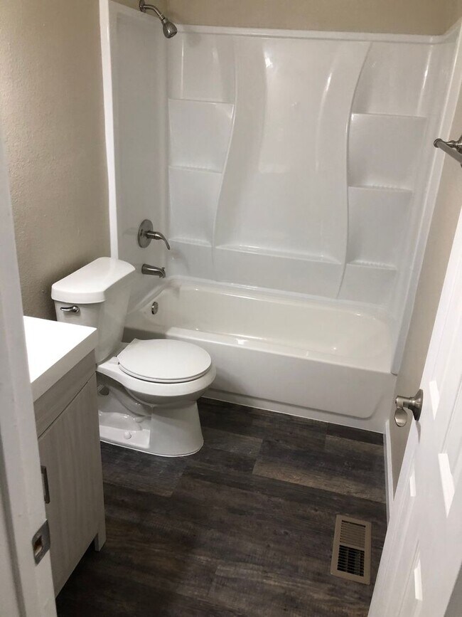 Building Photo - Spacious 2-Bed, 2-Bath Fourplex Unit in Prime Location!