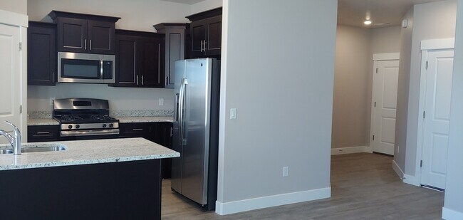 Building Photo - Like New Townhouses! Available Now!