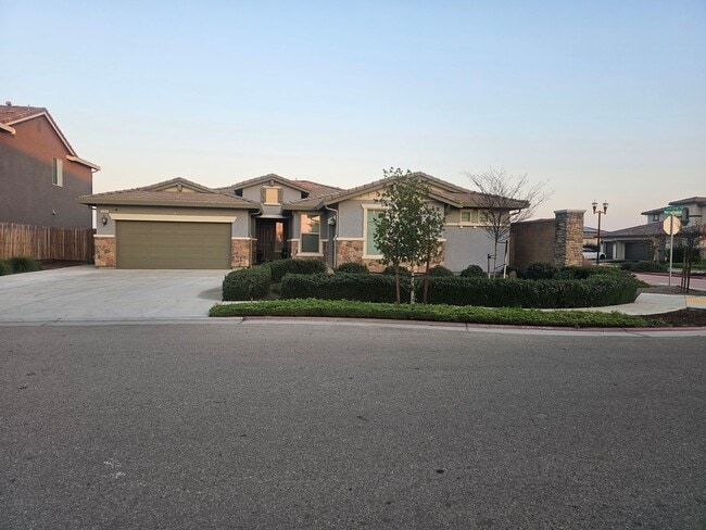 Building Photo - Beautiful Home in Gated Community