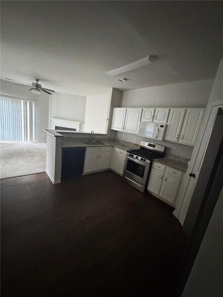 Building Photo - 950 Redwood Dr