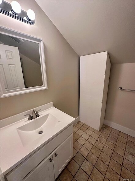 Building Photo - 12 Main St