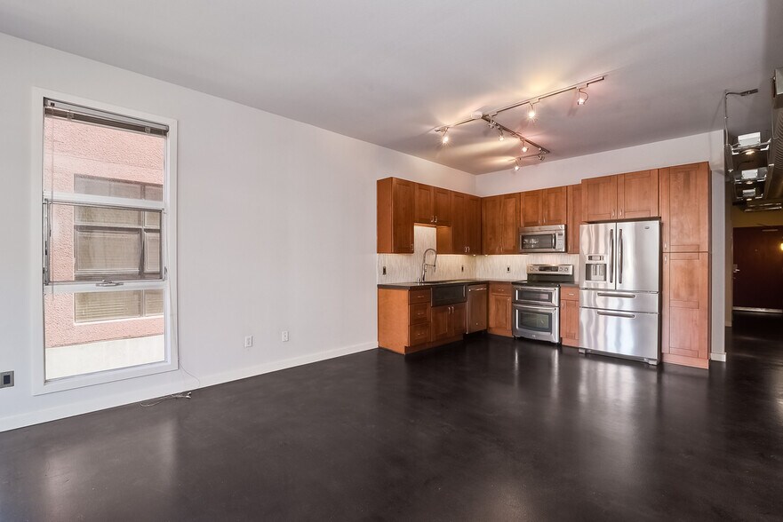 Building Photo - 777 6th Ave
