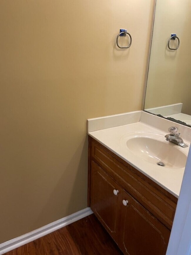 Building Photo - Quaint Towne Home close to all!