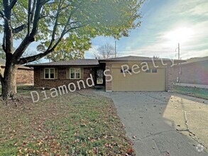 Building Photo - Park-Like Backyard! 3 Bedroom Home Locate...