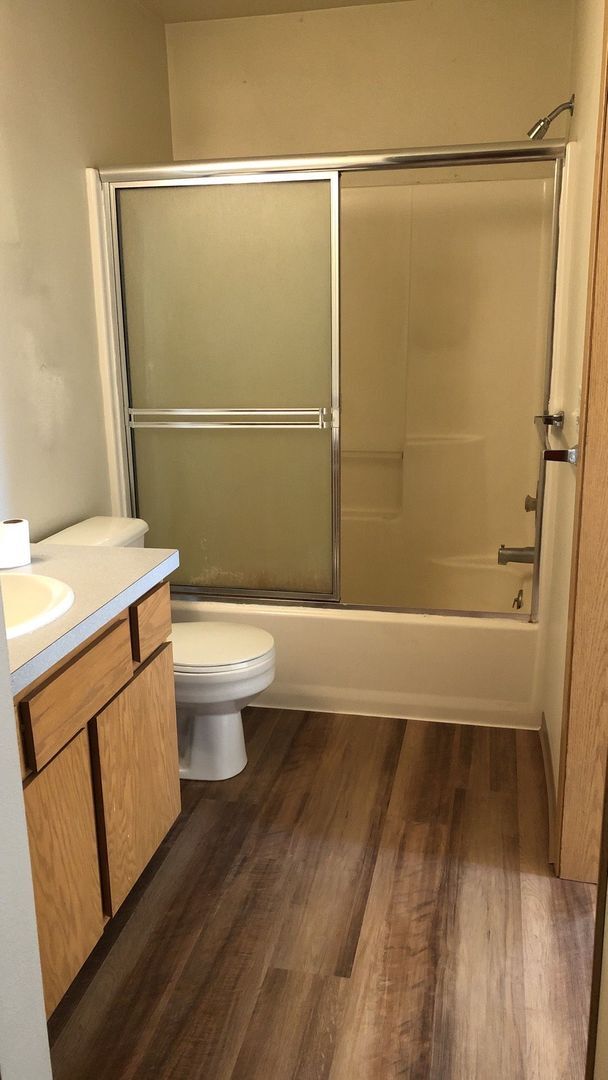 Building Photo - 305 NW Parr Dr