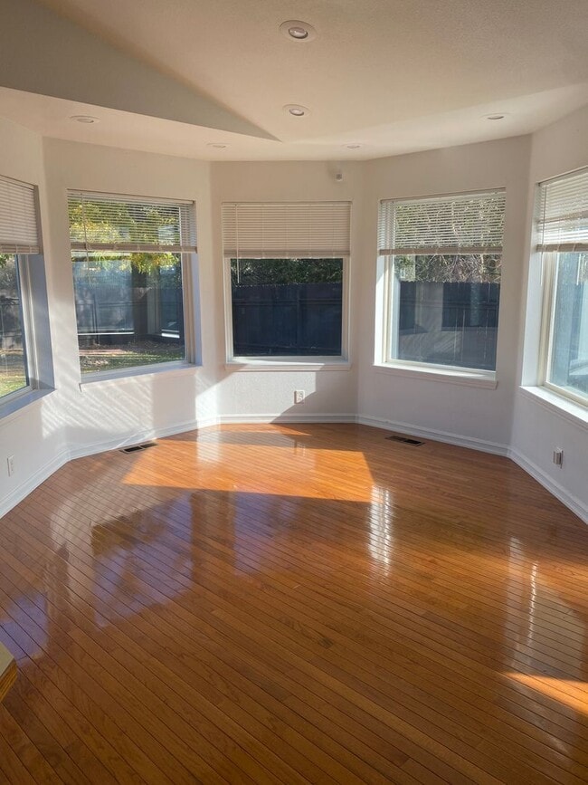 Building Photo - Beautiful Home in The Cove West Community