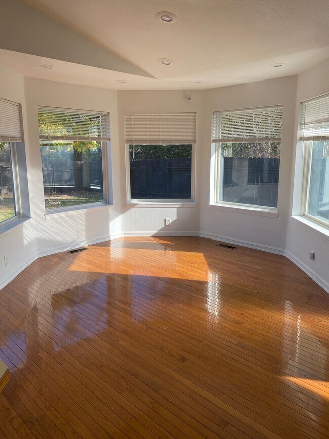 Building Photo - Pet Friendly, Beautiful Home in The Cove W...