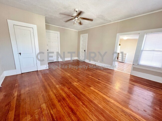 Building Photo - Great 1/1 Efficiency Apartment Within Walk...