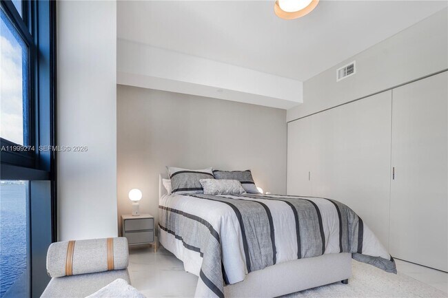 Building Photo - 700 NE 24th St