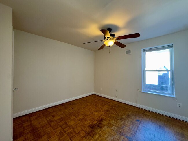Building Photo - Large Four Bedroom Townhome in Pigtown
