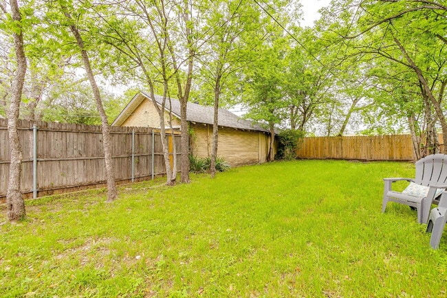 Building Photo - Charming 2-Bed Duplex in Heart of Fort Worth!