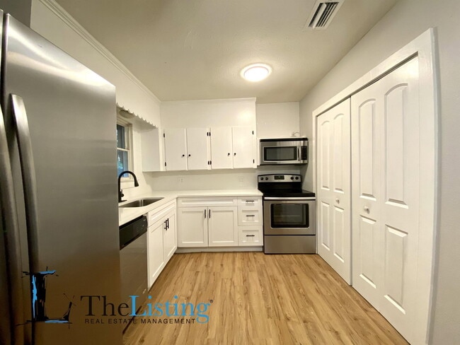 Building Photo - 10011 N Jasmine Ave