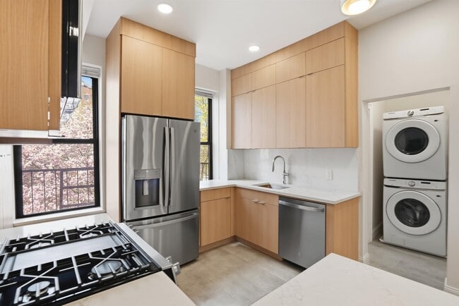 Building Photo - 233 1/2 Summit Ave