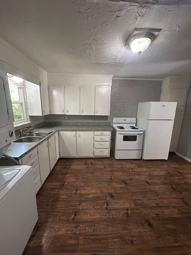 Building Photo - 400-402 Dyer