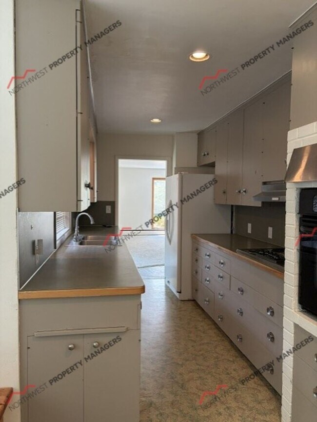 Building Photo - STATUS: AVAILABLE | R138B | $2195 + $100 flat rate for W/S