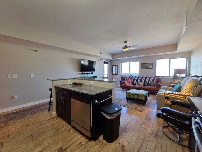 Building Photo - 221 E 5th St