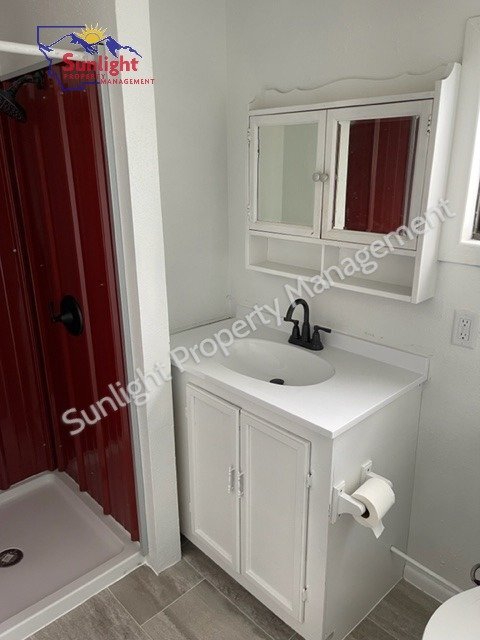 Building Photo - Check out this single family home with 3 bedrooms and 2 baths.