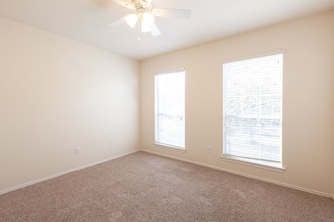 Building Photo - 4 bedroom Two Story Home in Plum Creek