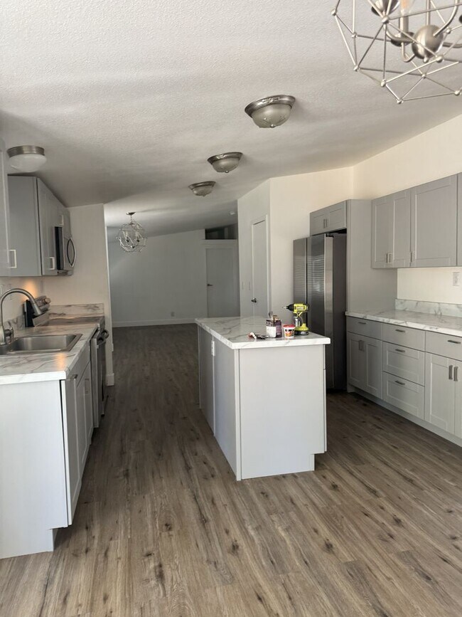 Building Photo - Large Echo home for rent