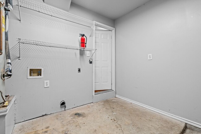 Building Photo - Awesome Huge 1 BD with Garage -  Dog Park - Resort Pool - One Month Free Rent - $1195