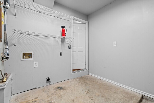 Building Photo - Fabulous Lake Austin 1 Bedroom - 2222 / 36...