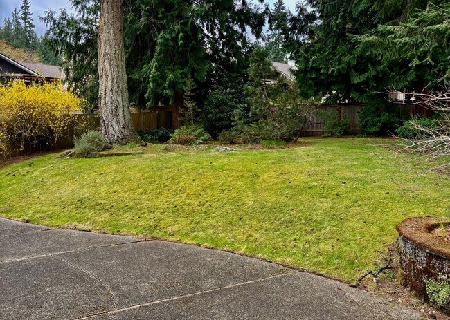 Building Photo - Charming 3bd/2bth Rambler in Tam o'Shanter in Redmond $3,795/mo