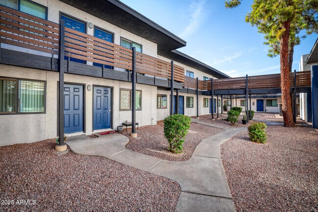 Building Photo - 5225 E Thomas Rd