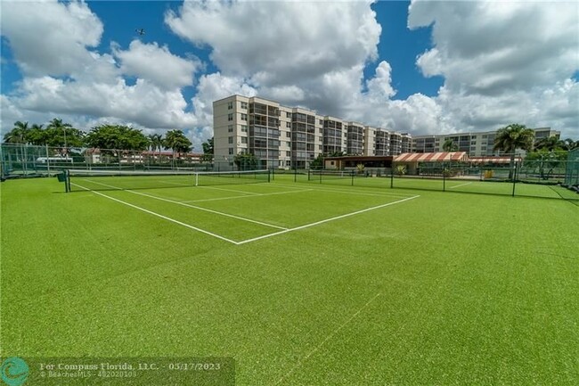Building Photo - 9220 S Hollybrook Lake Dr