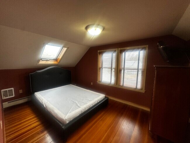 Building Photo - 1034 N Main St