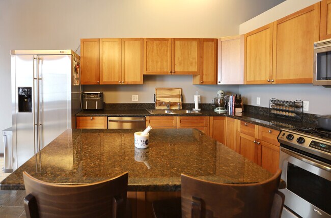Building Photo - 200 River Place Dr