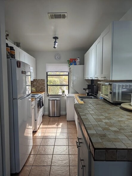 Kitchen - 13928 SW 52nd Ln