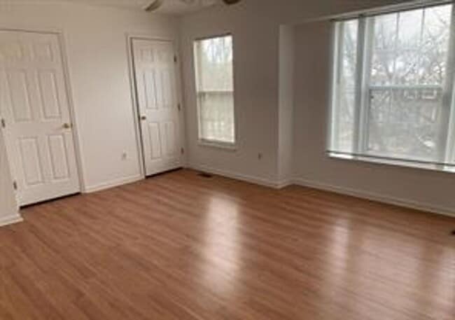 Building Photo - Very well maintained 3 bedroom 2 full 2 ha...