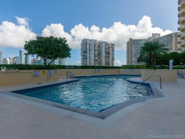 Building Photo - 2475 Brickell Ave