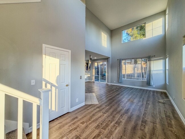 Building Photo - Fantastic. Three bedroom in Gilroy. Corner Lot