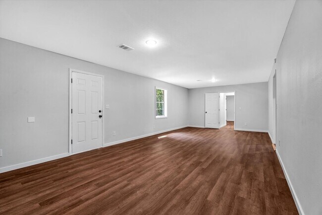 Building Photo - 107 E Elm St
