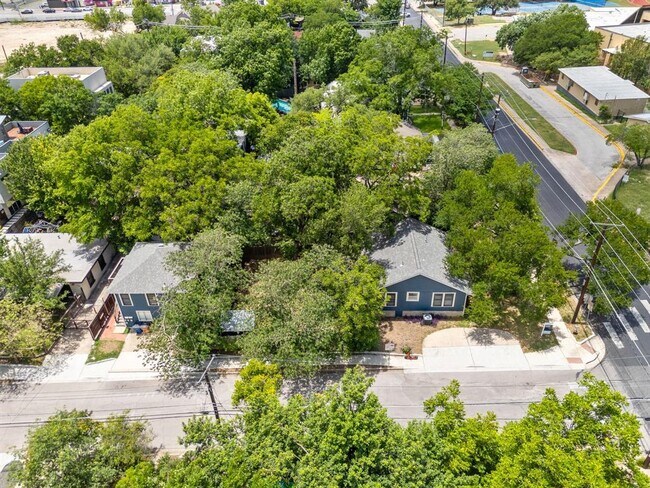 Building Photo - 2102 Brackenridge St