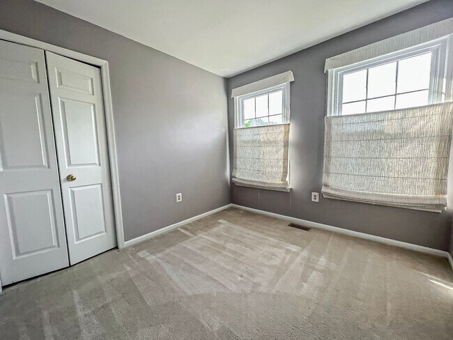 Building Photo - Magnificent 5 Bed 3 Bath Colonial Home Sit...