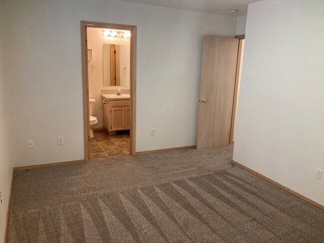 Building Photo - Three Bedroom Home in South Salem, Large Yard