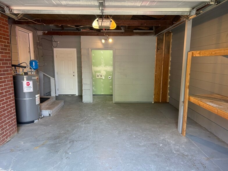 Building Photo - 406 Hillview Dr