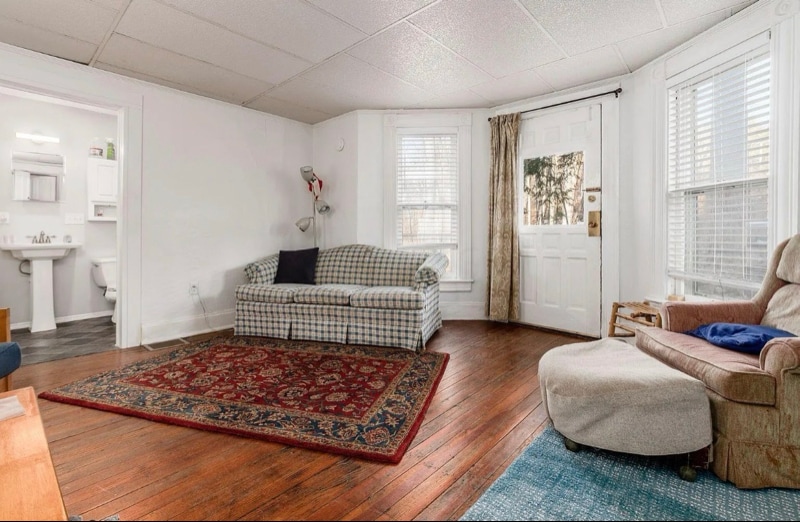 Building Photo - 453 Burg St