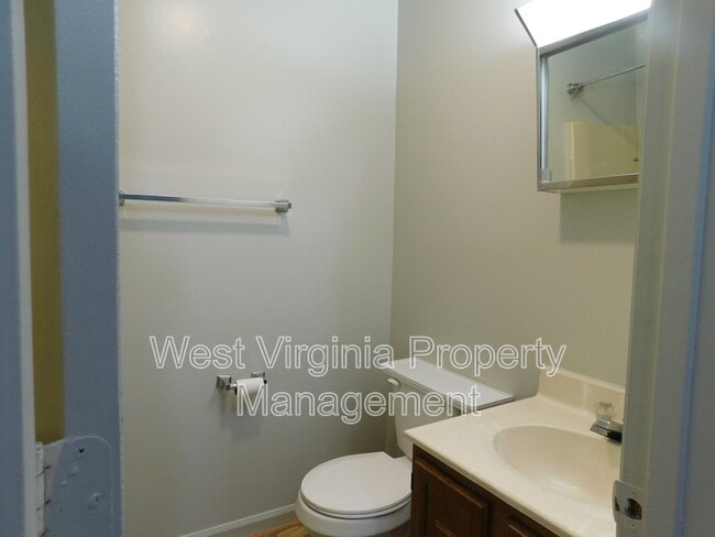 Building Photo - 219 Cardinal Wy