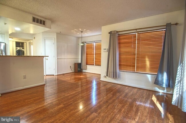 Building Photo - 1007 Fallcrest Ct