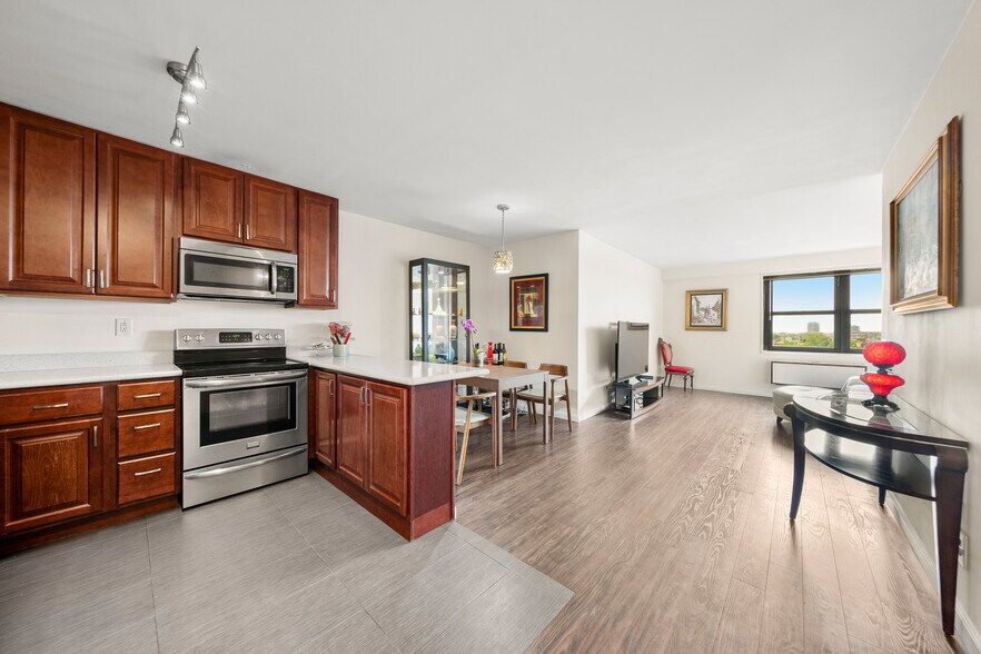 Primary Photo - 7855 Boulevard East