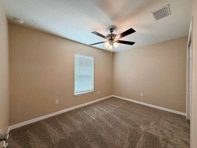 Building Photo - Desirable SE Neighborhood - 3/2/2 Silver Spring Shores **Available NOW**