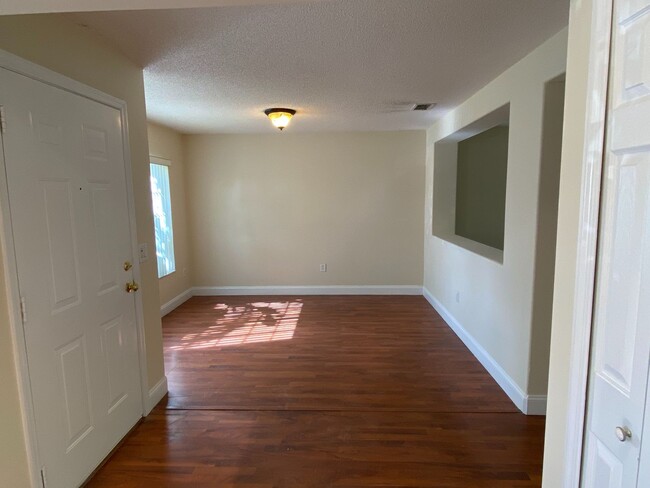 Building Photo - Adorable 3 bedroom / 2.5 bath town home wi...