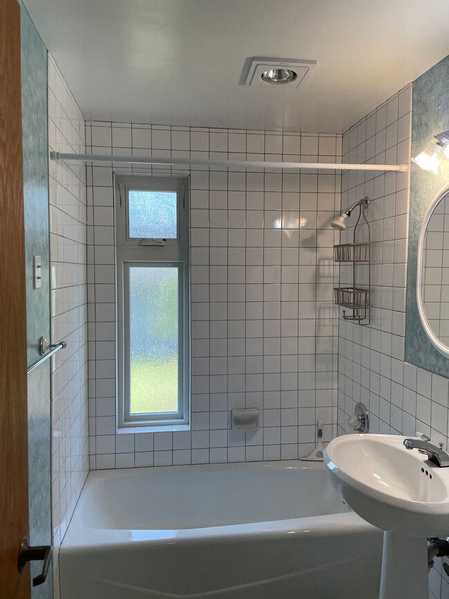 Building Photo - 2 BR/1.75 BA home in Edmonds