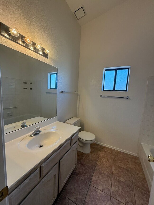 Building Photo - 3 Bed 2 Bath home in the highly desirable Northwest Tucson area. New paint and Carpet!